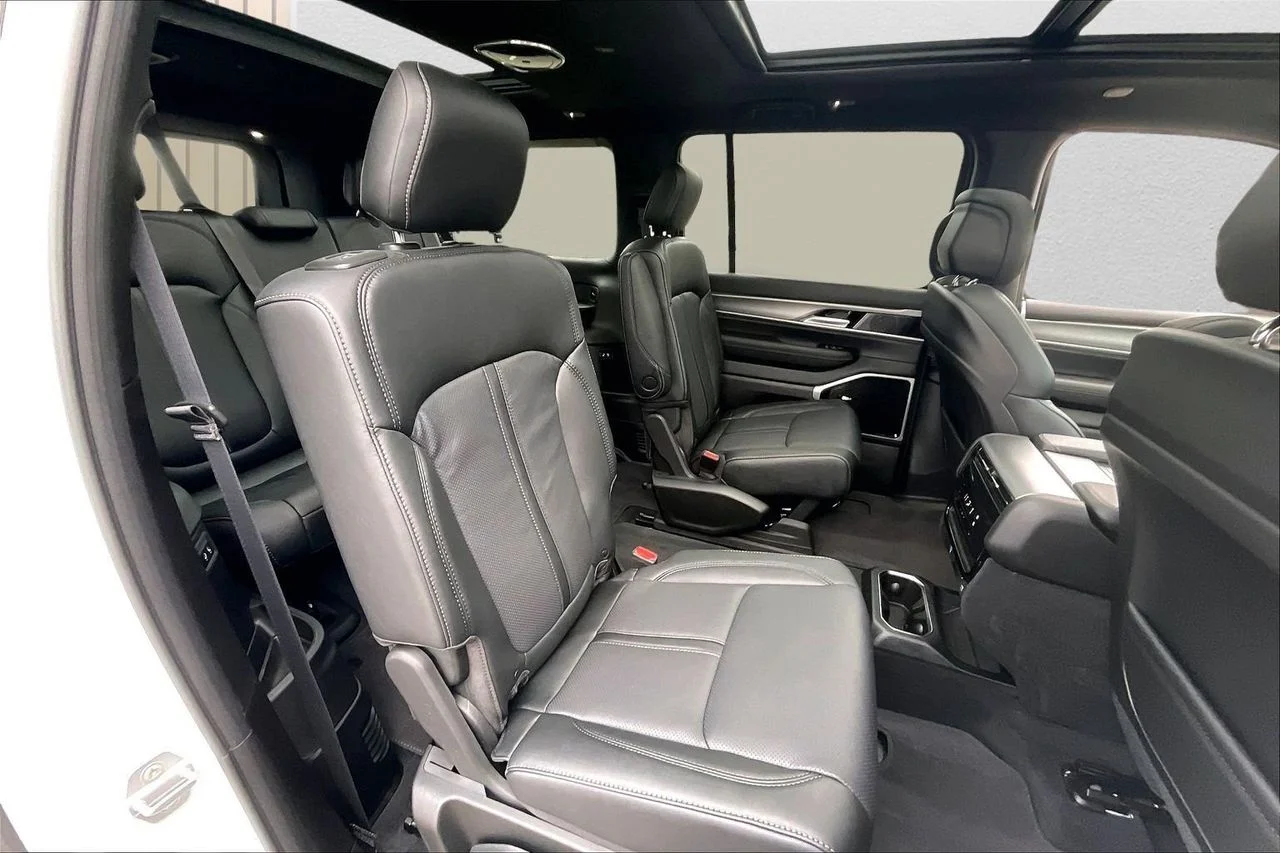 New 2026 Bright White Clear-Coat Exterior Paint Jeep Limited Altitude image 23