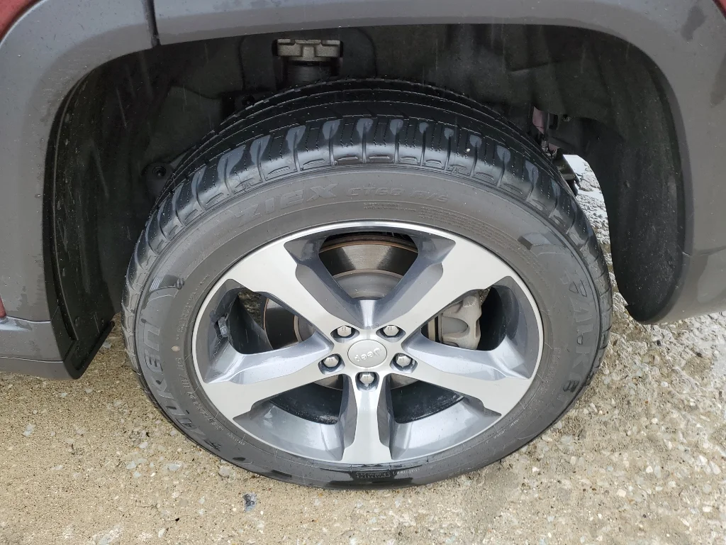 Used 2023 Velvet Red Pearlcoat Jeep Limited image 14