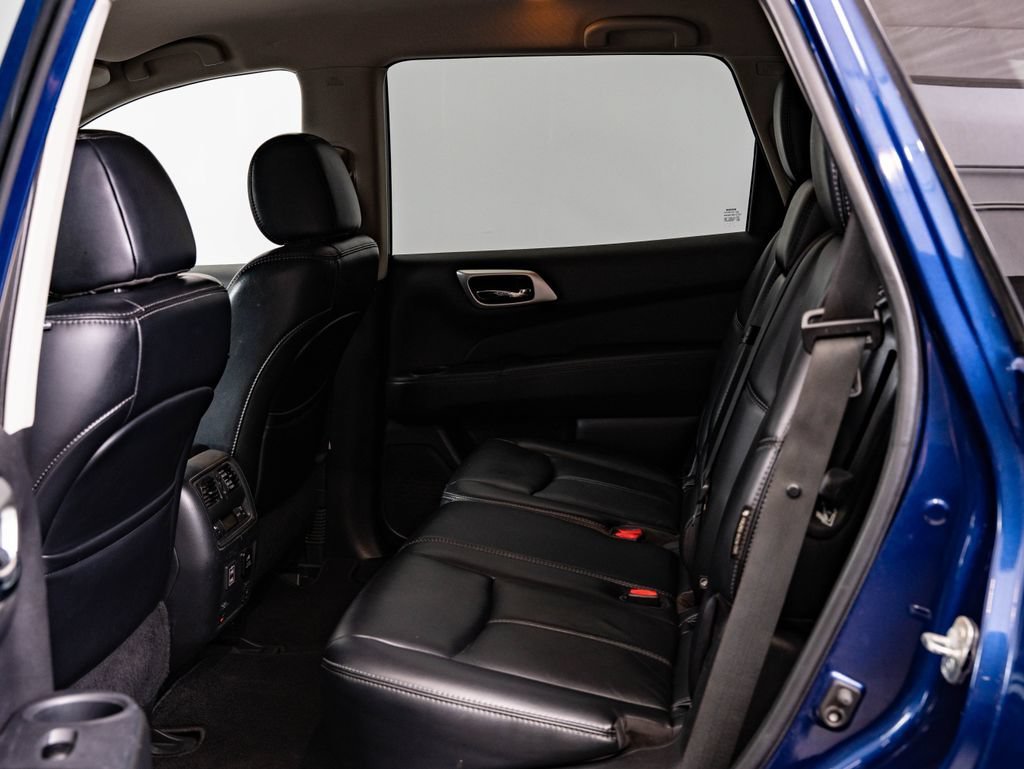 Used 2018 Caspian Blue Nissan SL image 40