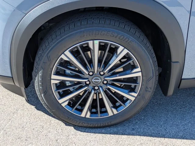 New 2026 Boulder Gray Pearl / Super Black Two-tone Nissan Platinum image 4