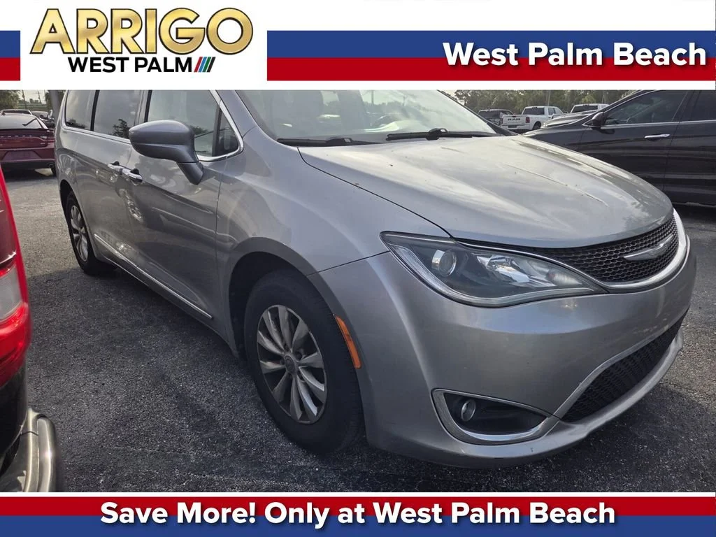 2017 Chrysler Pacifica Touring-L's photo