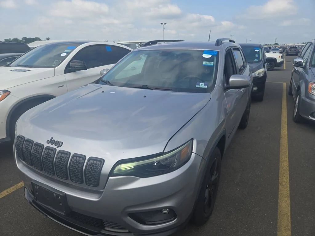 Used 2019 Silver Jeep Latitude Plus image 5