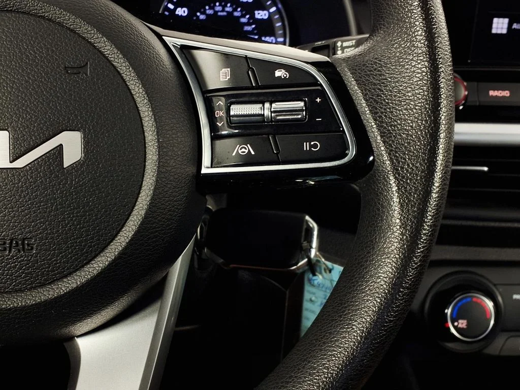 Used 2022 White Kia LXS image 19
