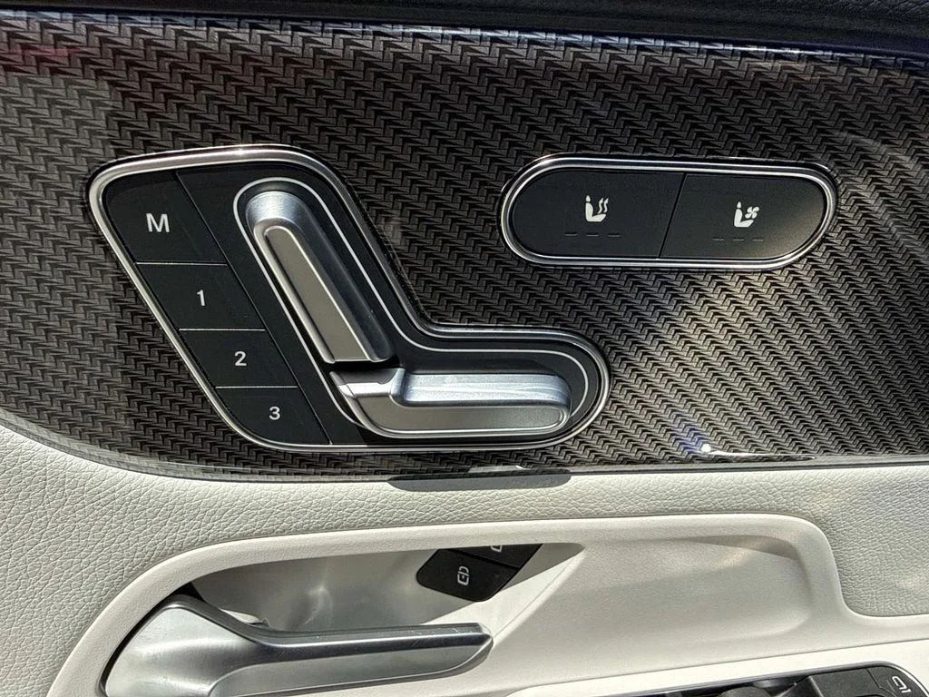 Used 2022  Mercedes-Benz GLB 35 AMG® image 23