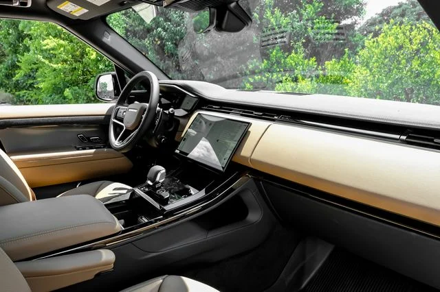 New 2026 Fuji White Land Rover SE image 18