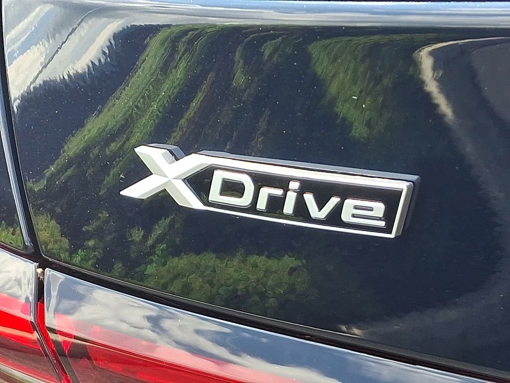 New 2027 Carbon Black Metallic BMW 550e xDrive image 12