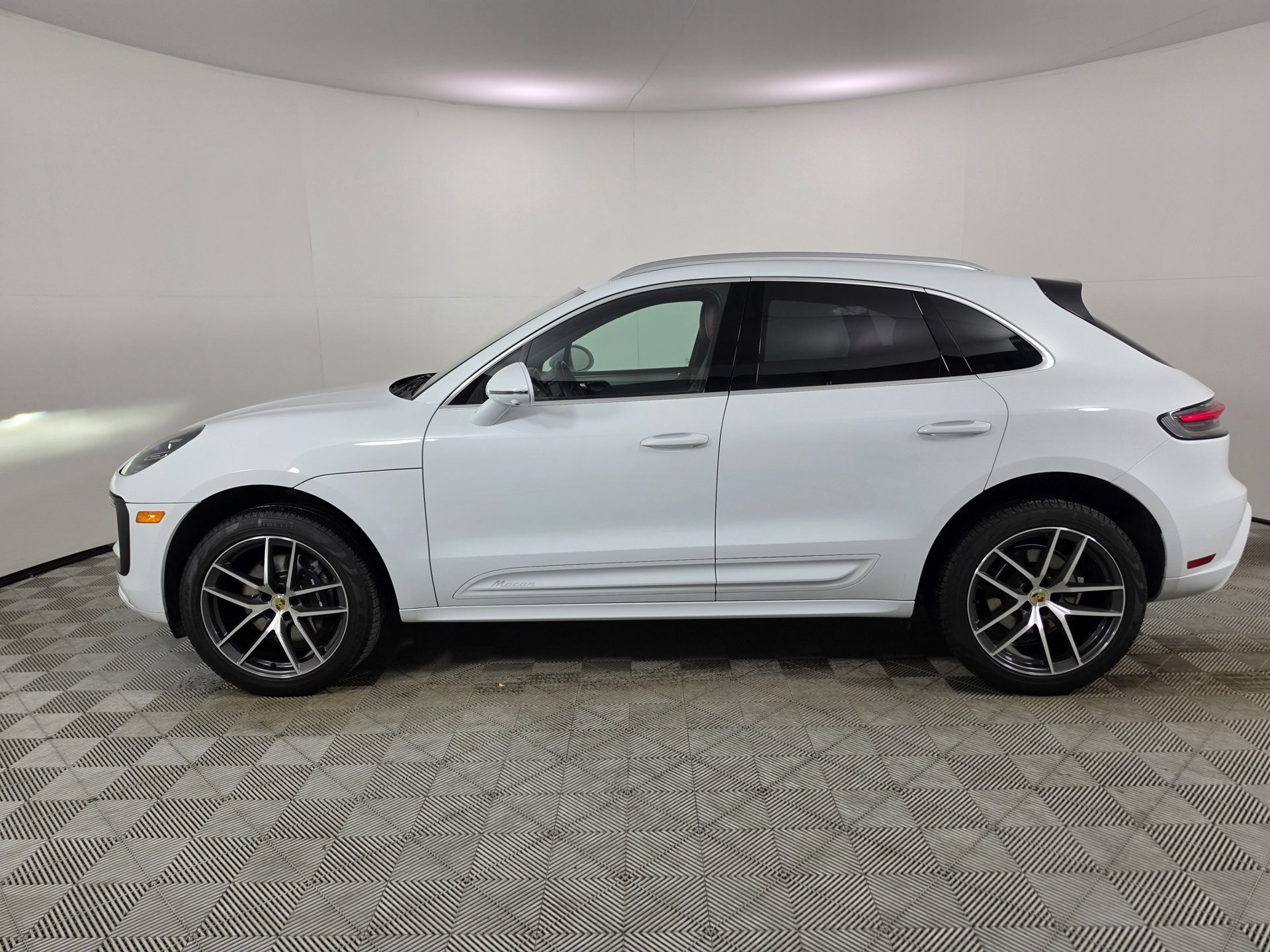 2025 Porsche Macan T - Photo 43