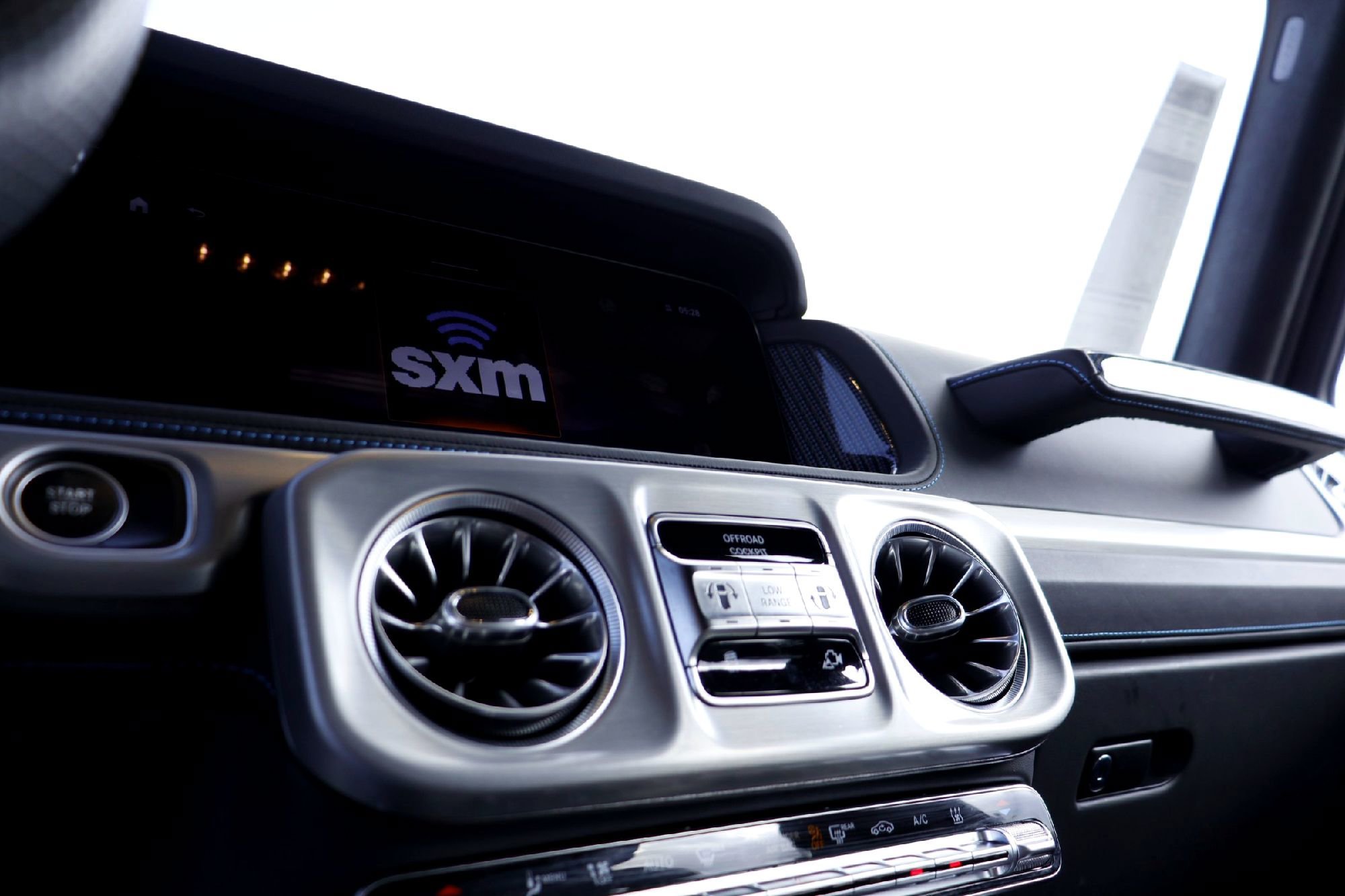 Used 2025 MANUFAKTUR Moonlight White Magno Mercedes-Benz G 580e image 15