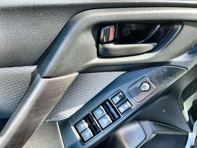 Used 2018 Silver Subaru 2.5i Premium image 17