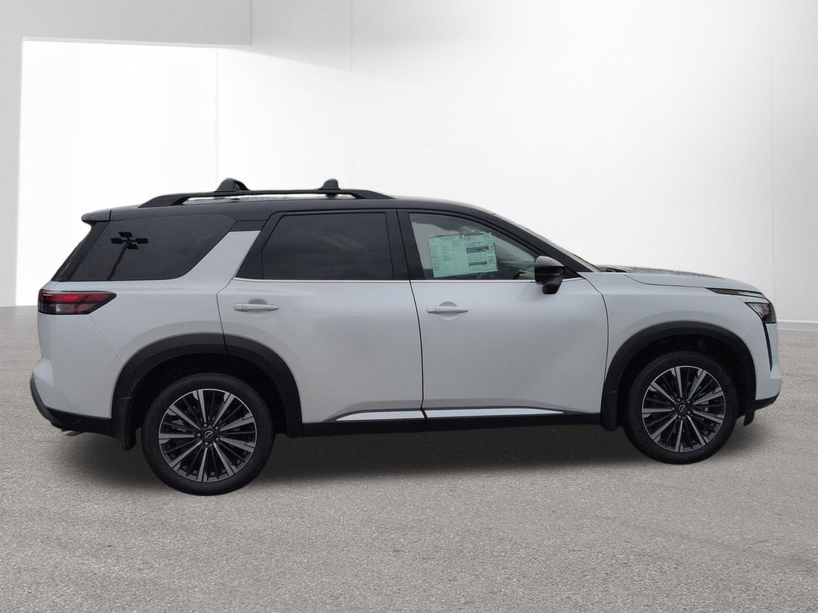 New 2026 Everest White Pearl TriCoat / Super Black Two-tone Nissan Platinum image 4