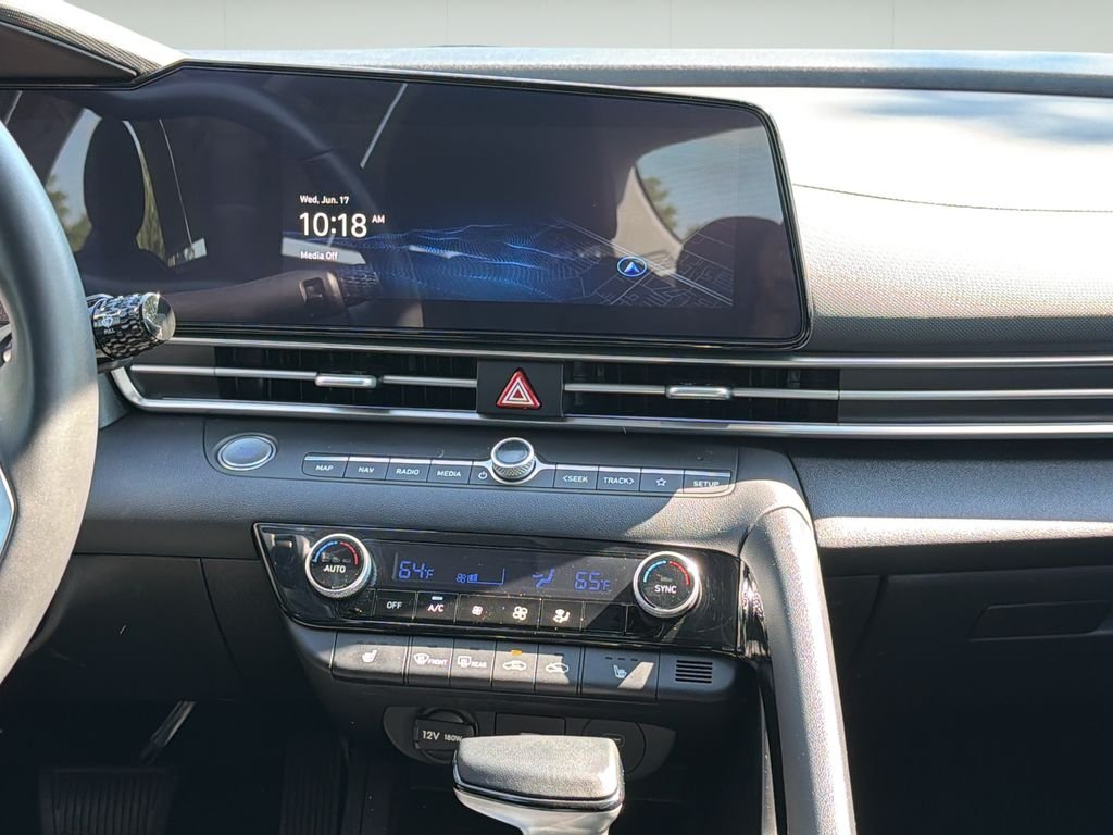 2025 Hyundai Elantra Limited - Photo 24