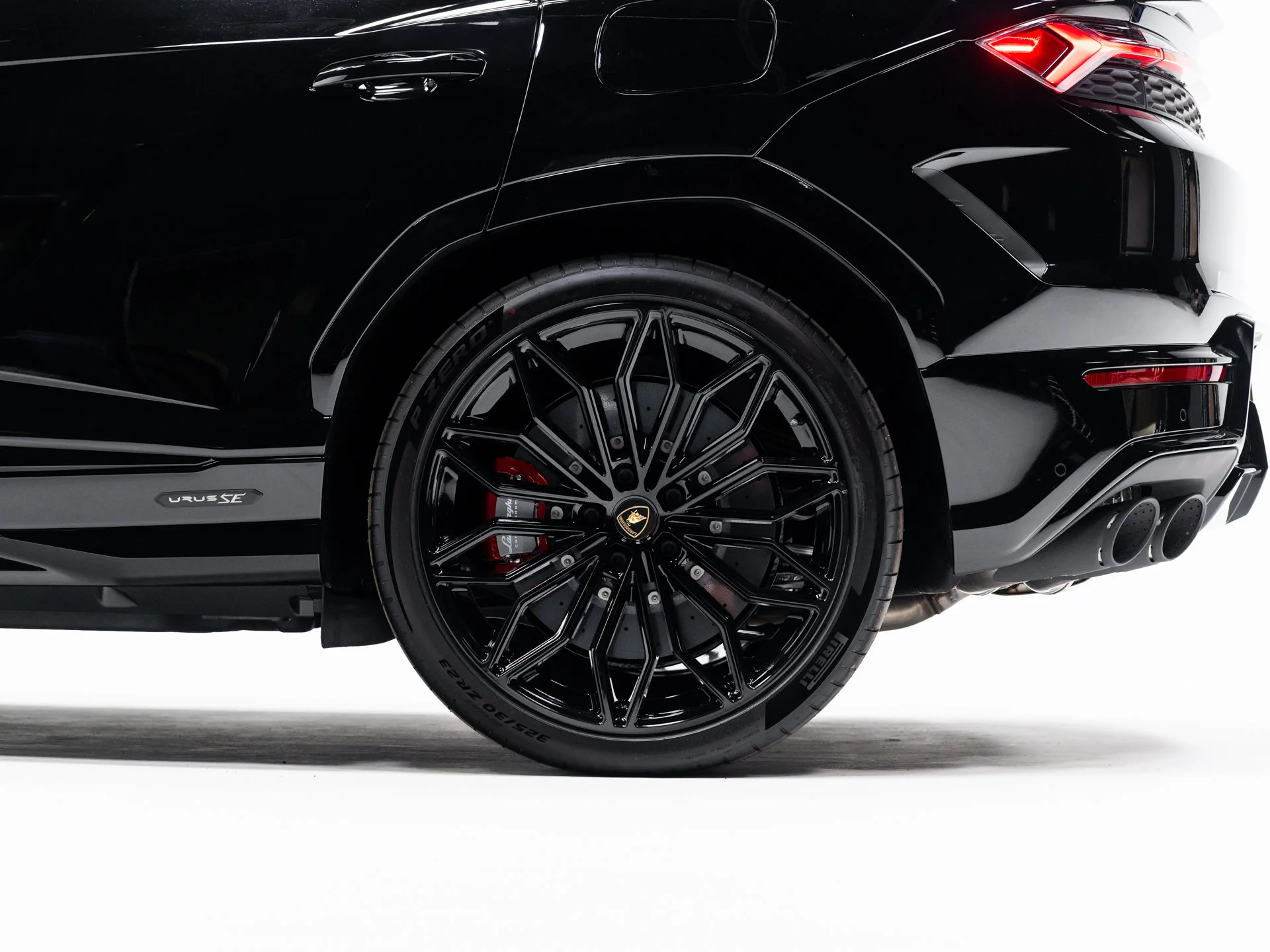 Used 2025 Nero Noctis Metallic Lamborghini SE image 10