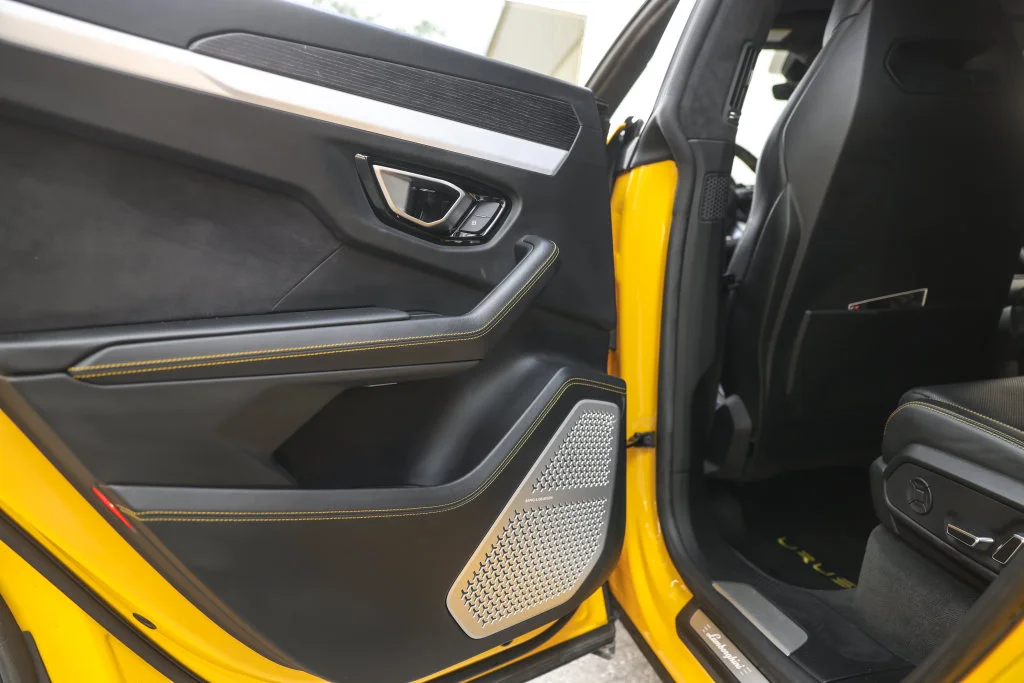Used 2019 Yellow Lamborghini Base image 30