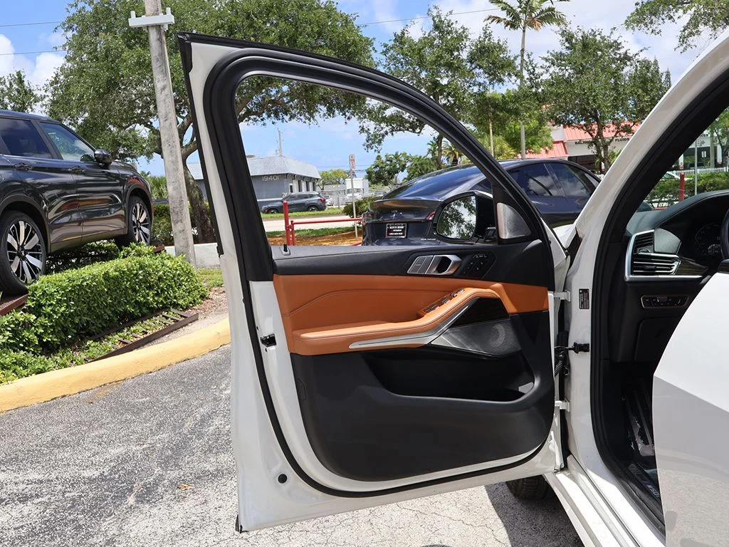 Used 2021 White BMW M50i image 29