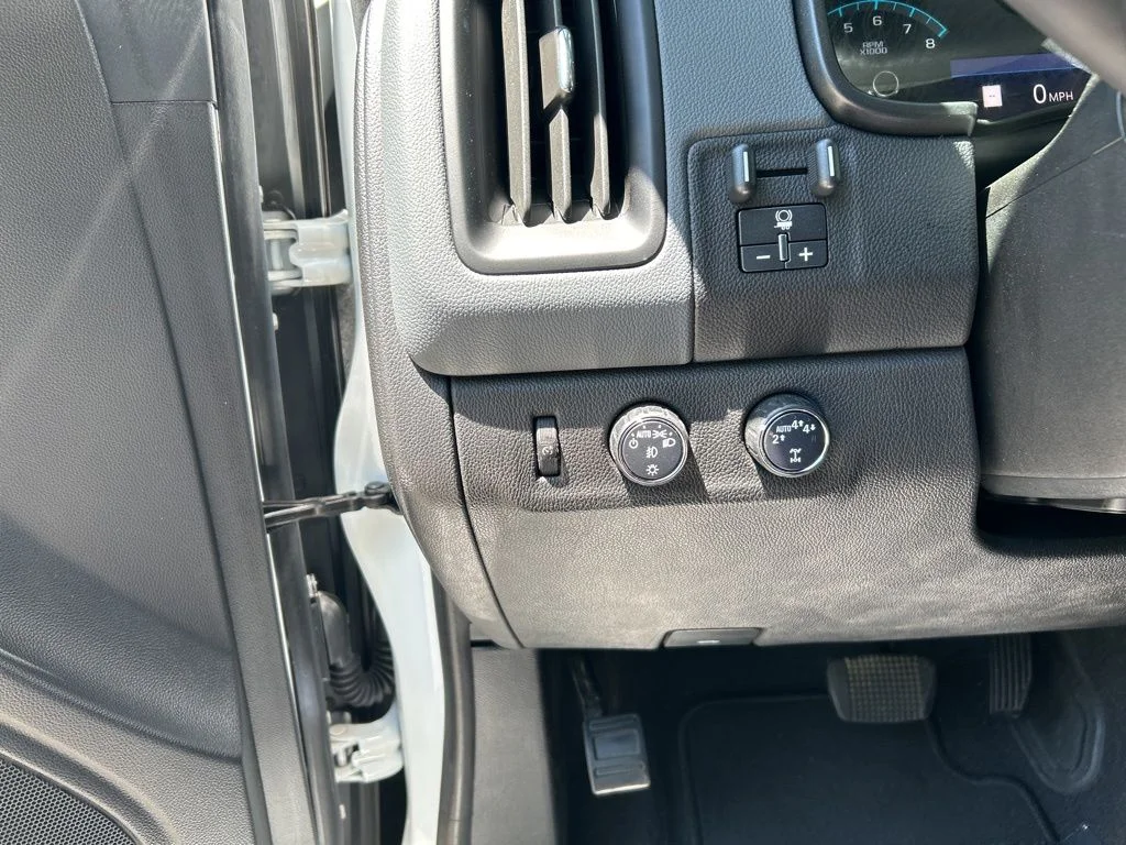 Used 2020 White Chevrolet Z71 image 23