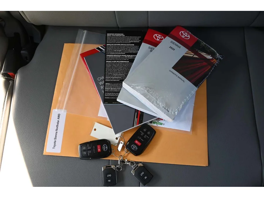 2025 Toyota Sienna XLE - Photo 36