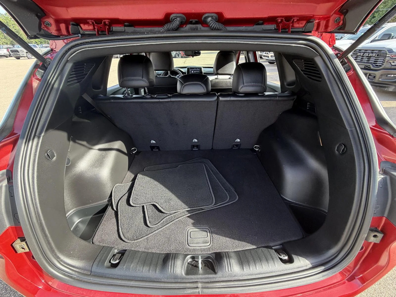 Used 2025 Red Hot Pearlcoat Jeep Latitude image 18