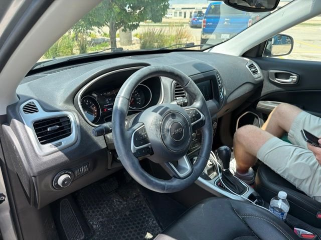 Used 2019 Silver Jeep Latitude image 5
