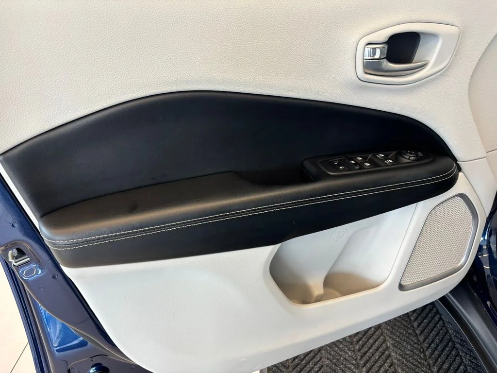 Used 2018 Blue Jeep Latitude image 13