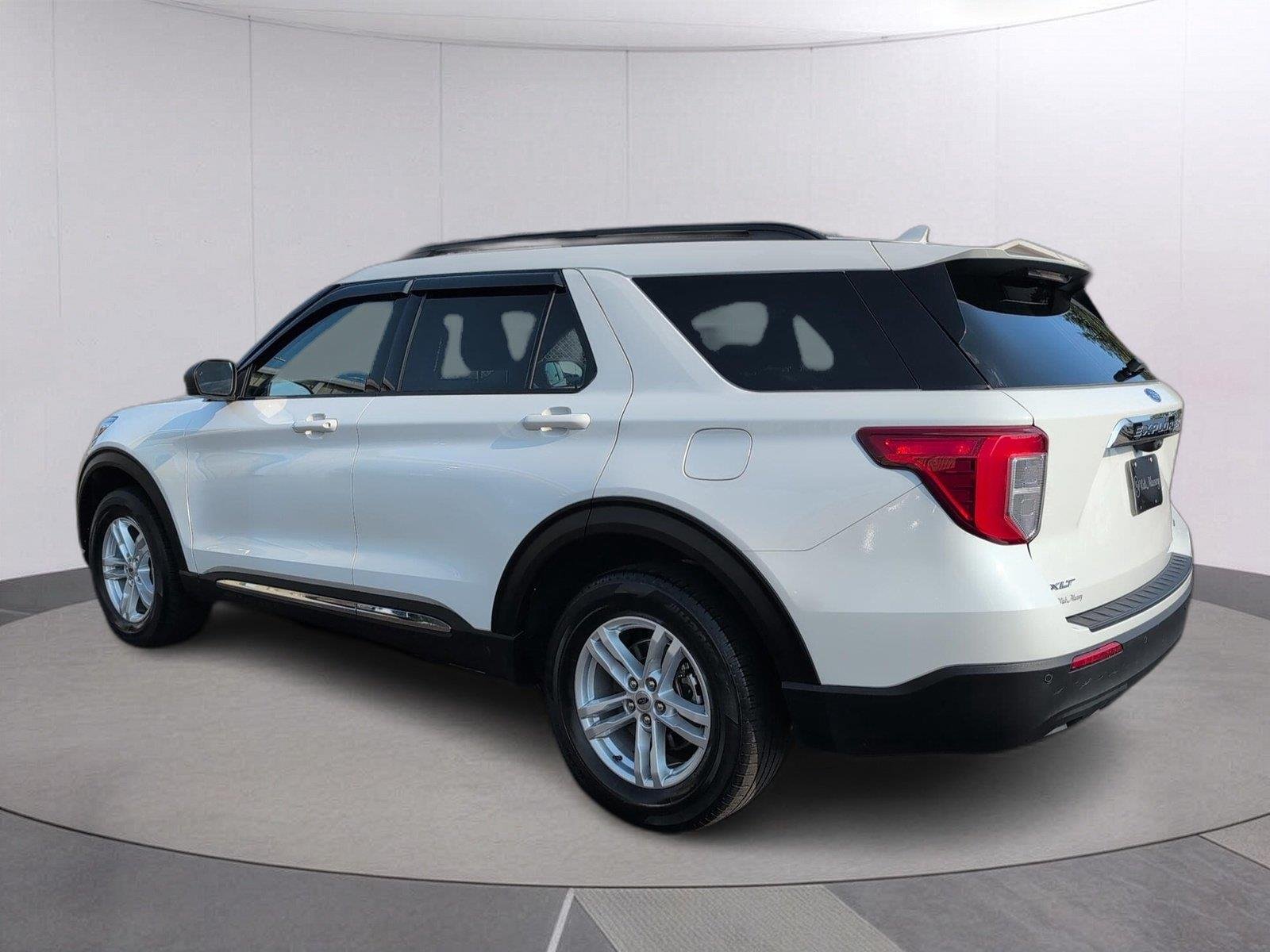 Used 2023 Star White Metallic Tri-Coat Ford XLT image 3