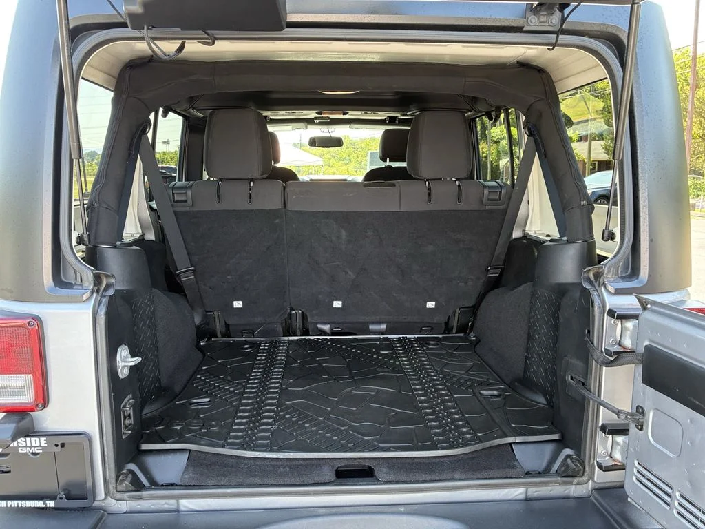 Used 2015 Silver Jeep Unlimited Sport image 20