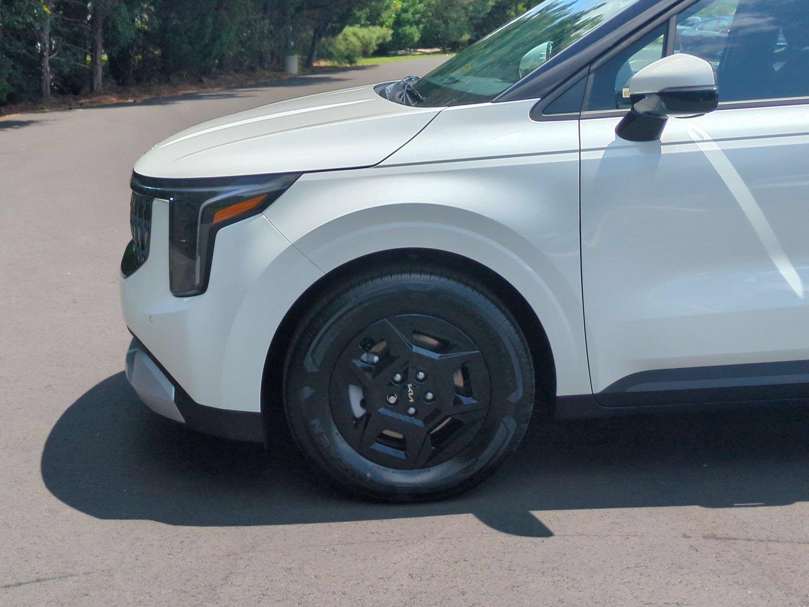 New 2026 Snow White Pearl Kia LXS image 10
