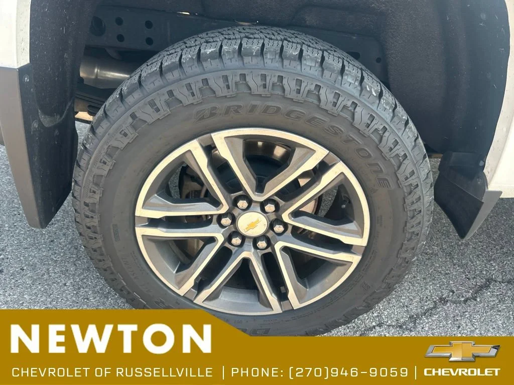 Used 2019 SUMMIT WHITE Chevrolet 4WD LT image 18