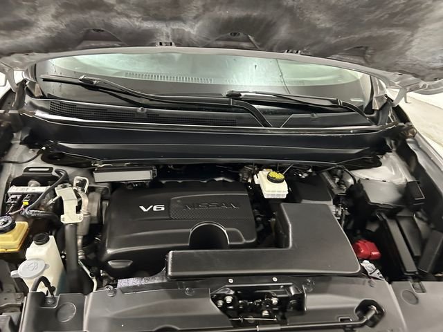 Used 2020 Silver Nissan SL image 21