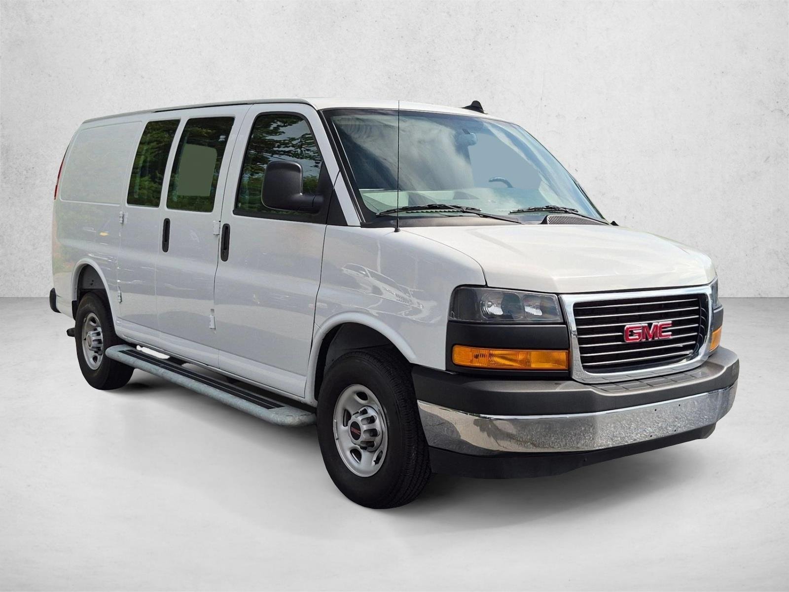 Used 2025 Summit White GMC  image 3