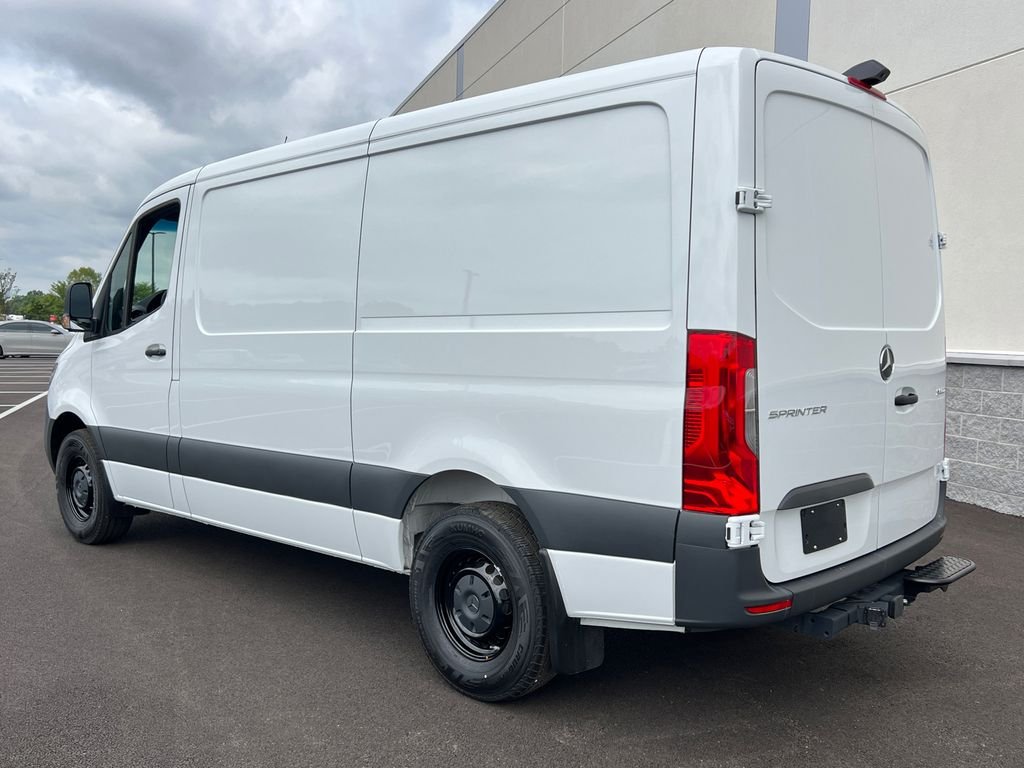 New 2026 Arctic+White Mercedes-Benz Cargo 144 WB image 5