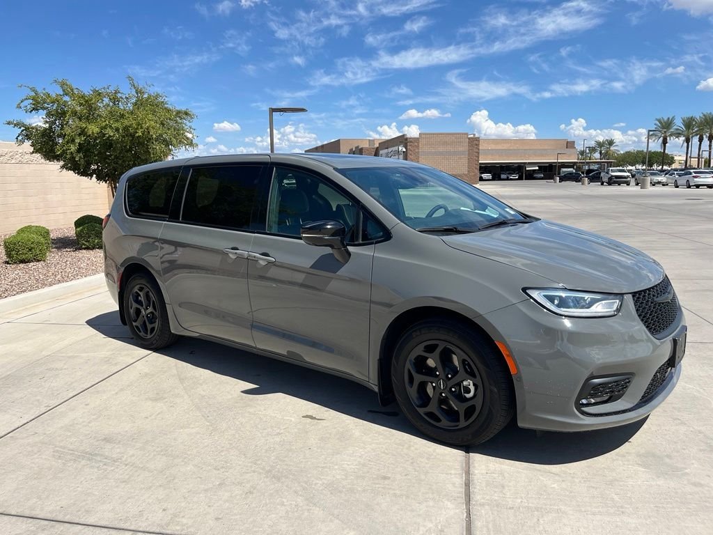 Used 2023 Gray Chrysler Limited image 5