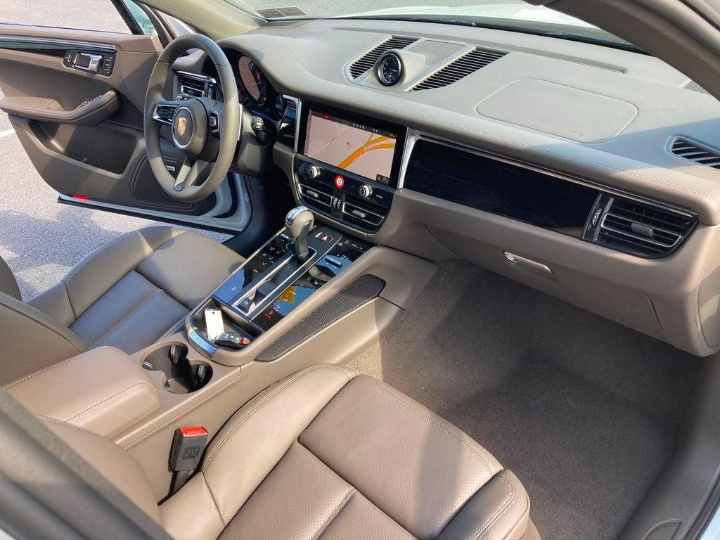 2025 Porsche Macan - Photo 27
