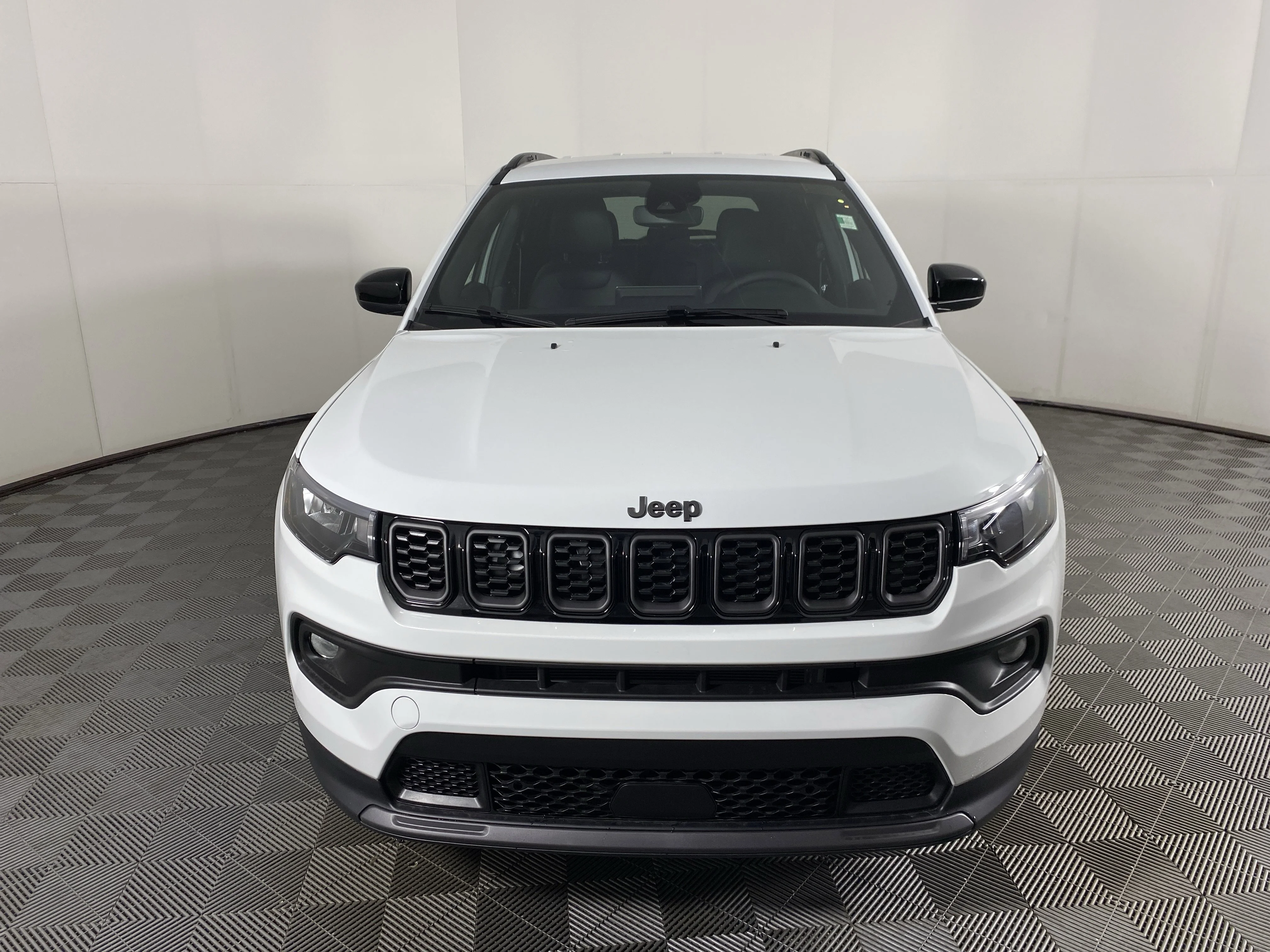 New 2026 Bright White Clear-Coat Exterior Paint Jeep Latitude image 11