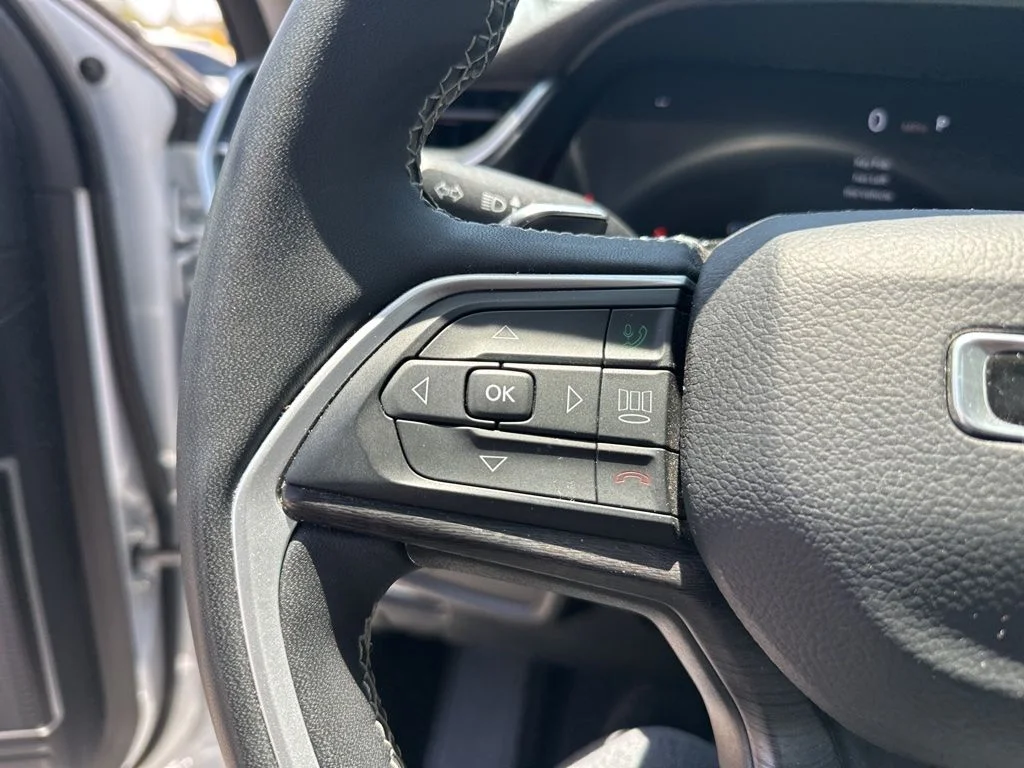 Used 2023 White/off-white Jeep Limited image 14