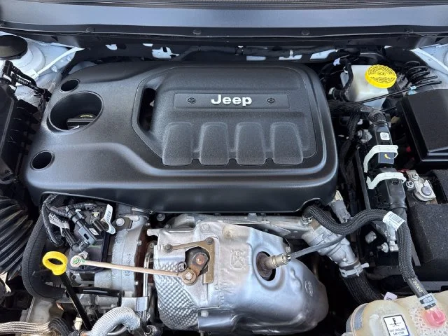 Used 2022 White Jeep Latitude Lux image 27