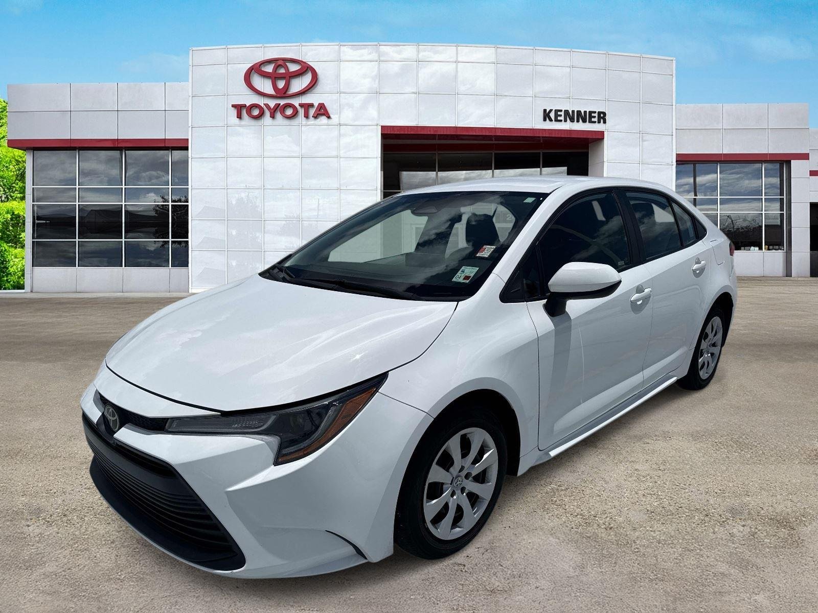 Used 2023 Ice Cap Toyota LE image 3