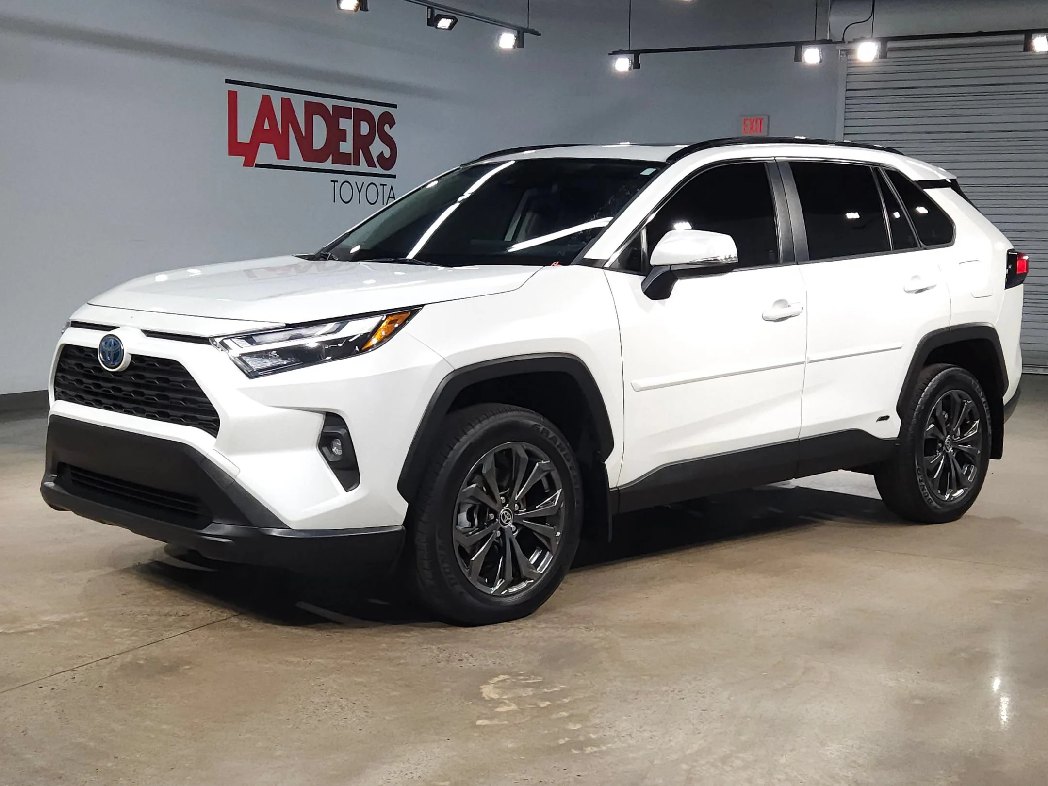 Used 2024 Wind Chill Pearl Toyota Hybrid XLE Premium image 3