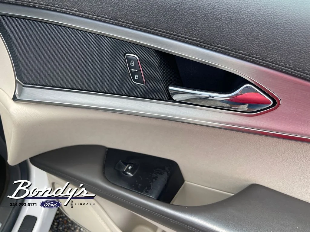 Used 2019 White Platinum Clearcoat Metallic Lincoln Standard image 19