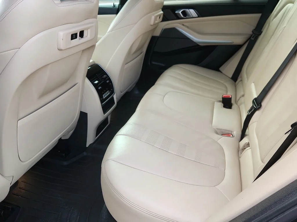 Used 2021 Gray BMW xDrive40i image 11