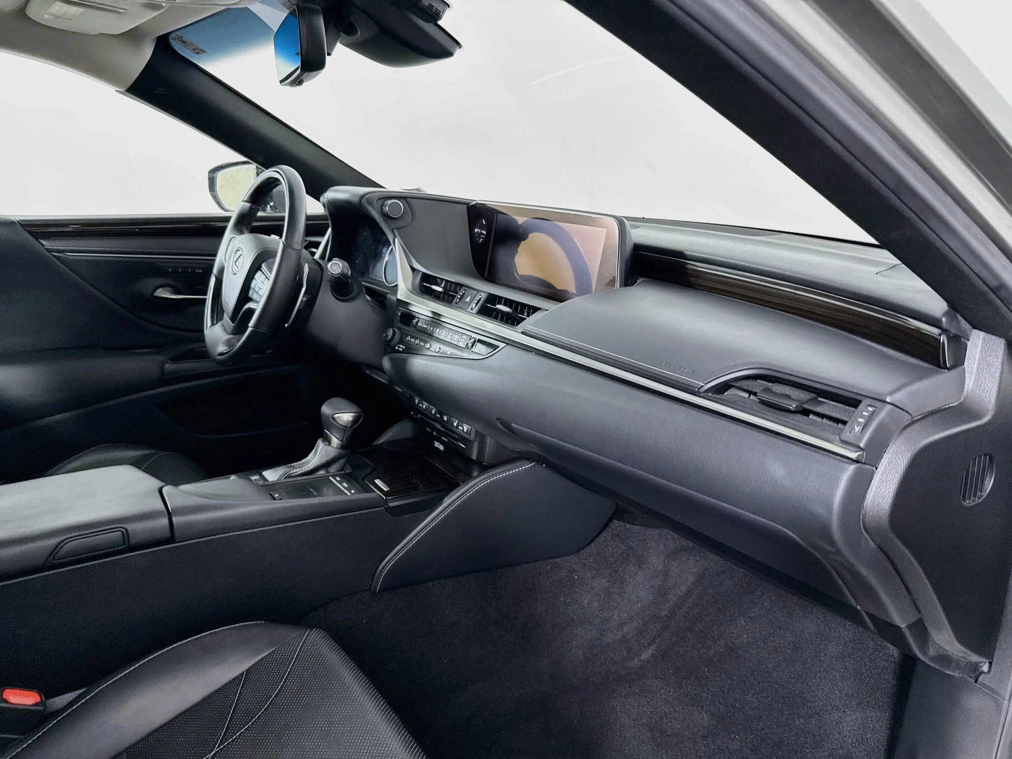 Used 2019 Silver Lexus 300h Luxury image 29