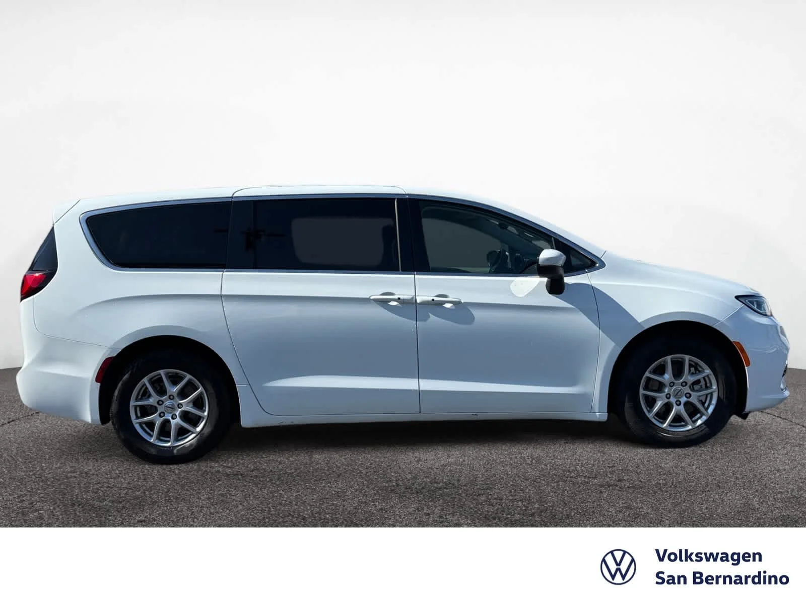 Used 2023 Bright White Clearcoat Chrysler Touring L image 4