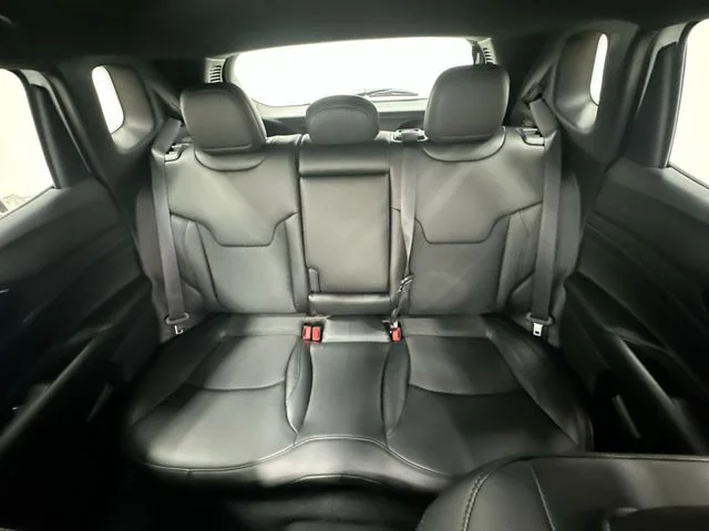 New 2026 Bright White Clear-Coat Exterior Paint Jeep Altitude image 24