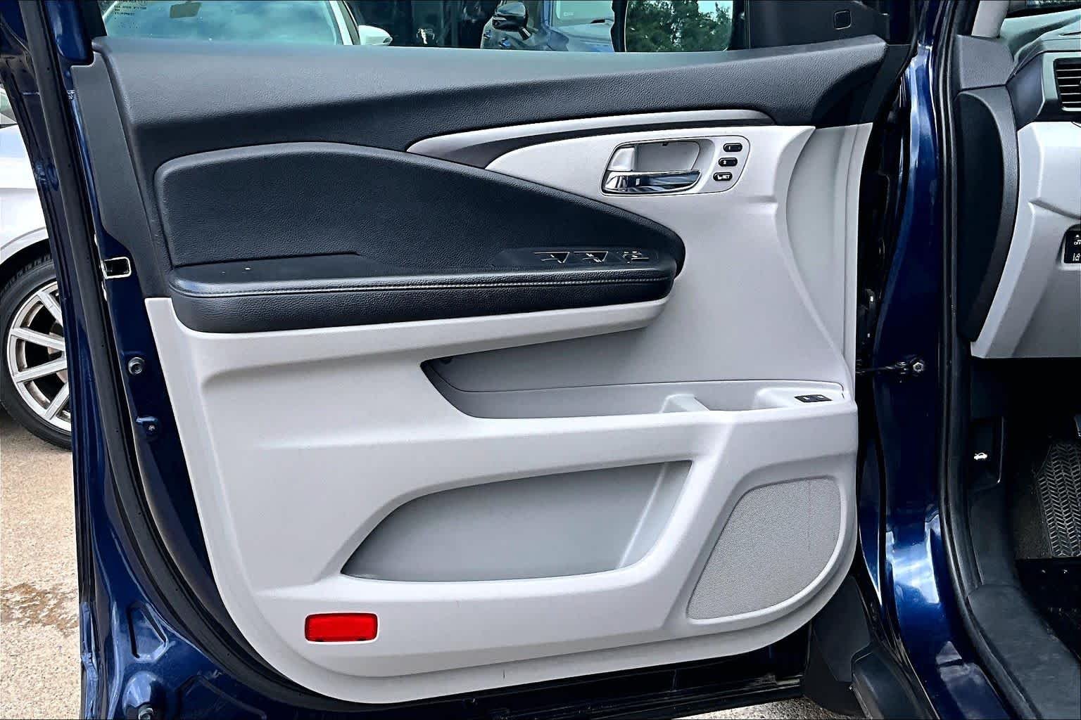 Used 2019 Obsidian Blue Pearl Honda EX-L image 39