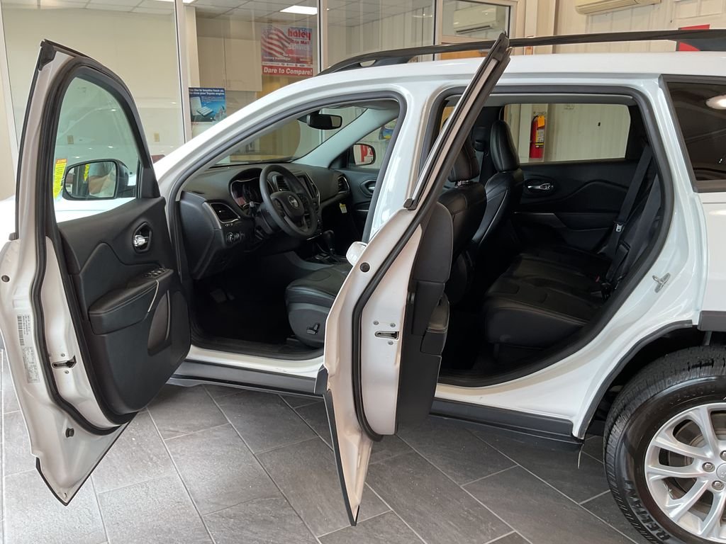 Used 2022 White Jeep Latitude Lux image 10