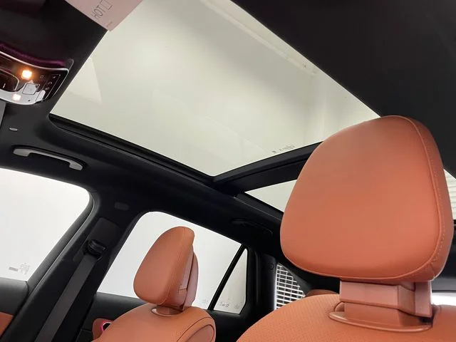 New 2027 White Mercedes-Benz GLC 300 image 5