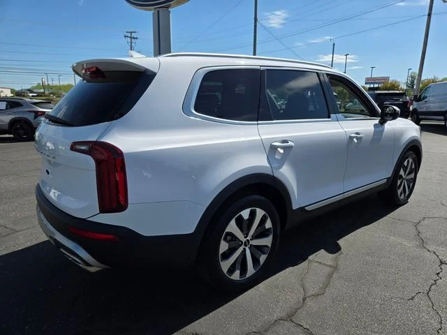 Used 2022 White Kia S image 8