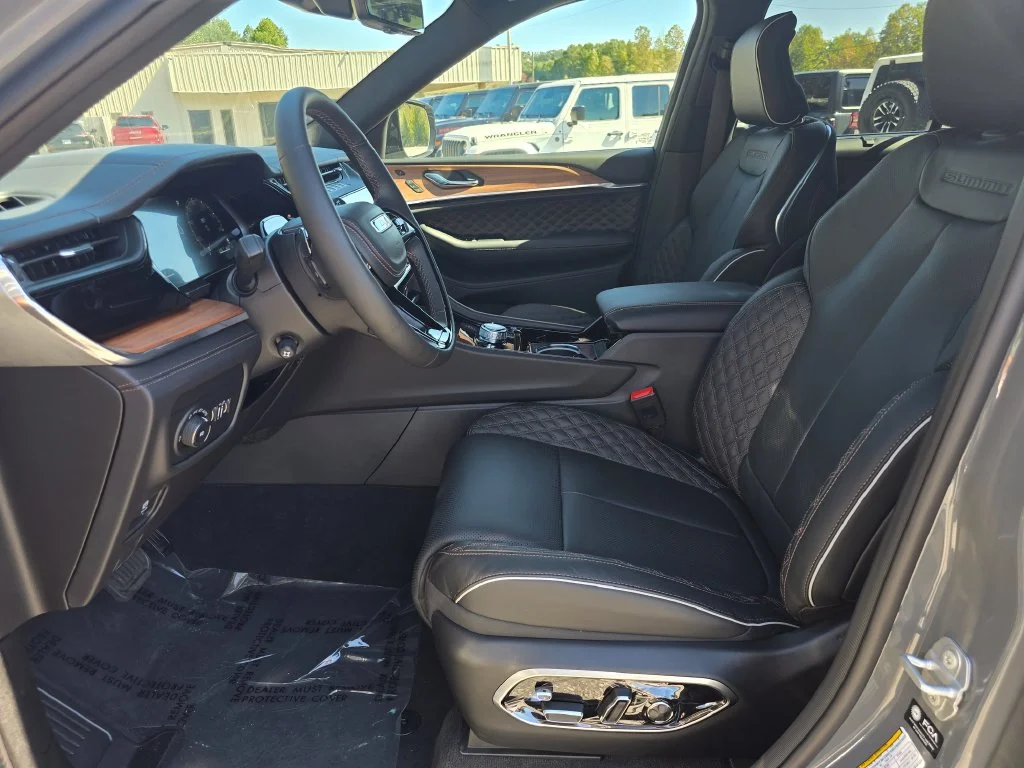 New 2027 Gray Jeep Summit image 4