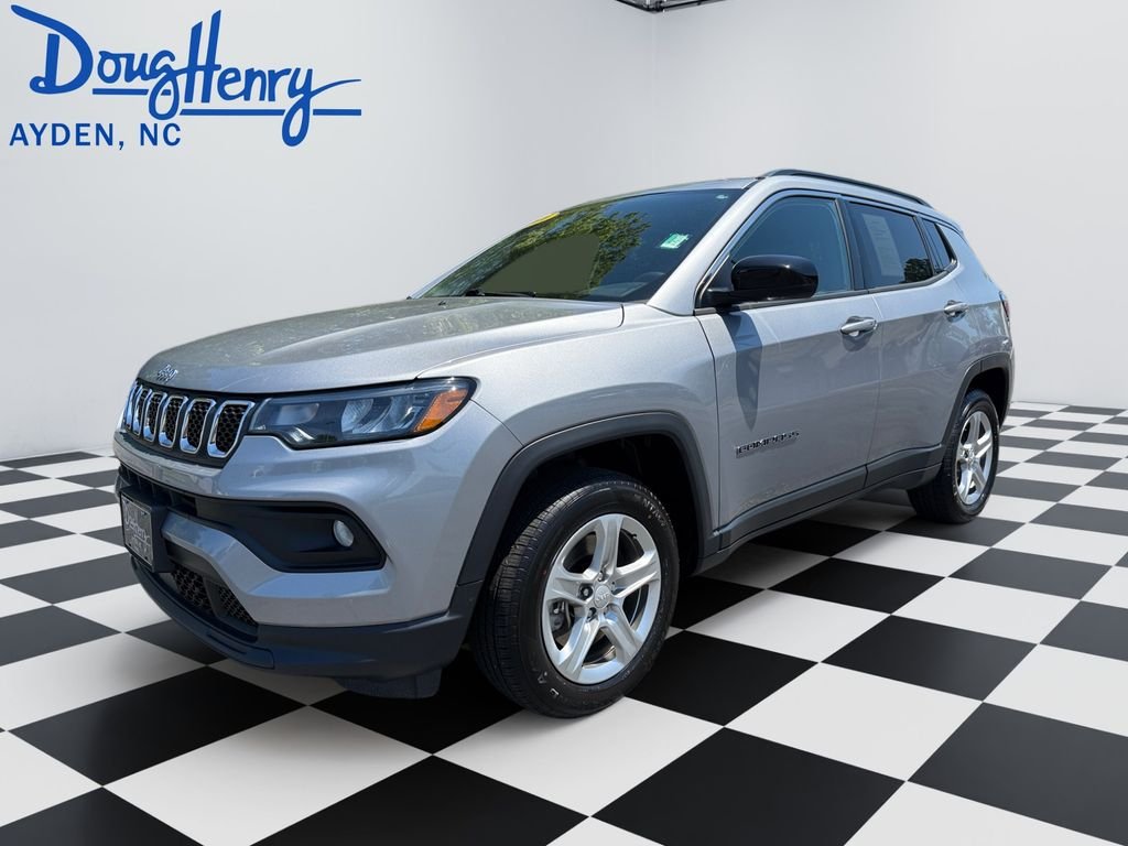 Used 2024  Jeep Latitude image 1