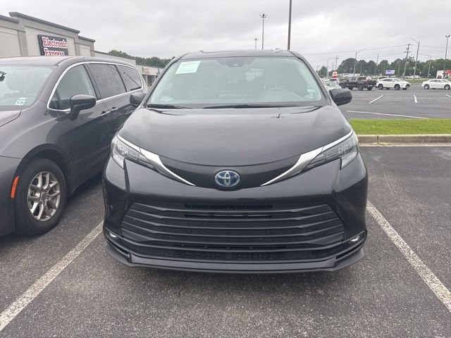 2025 Toyota Sienna XLE 7-Passenger Hybrid FWD's photo