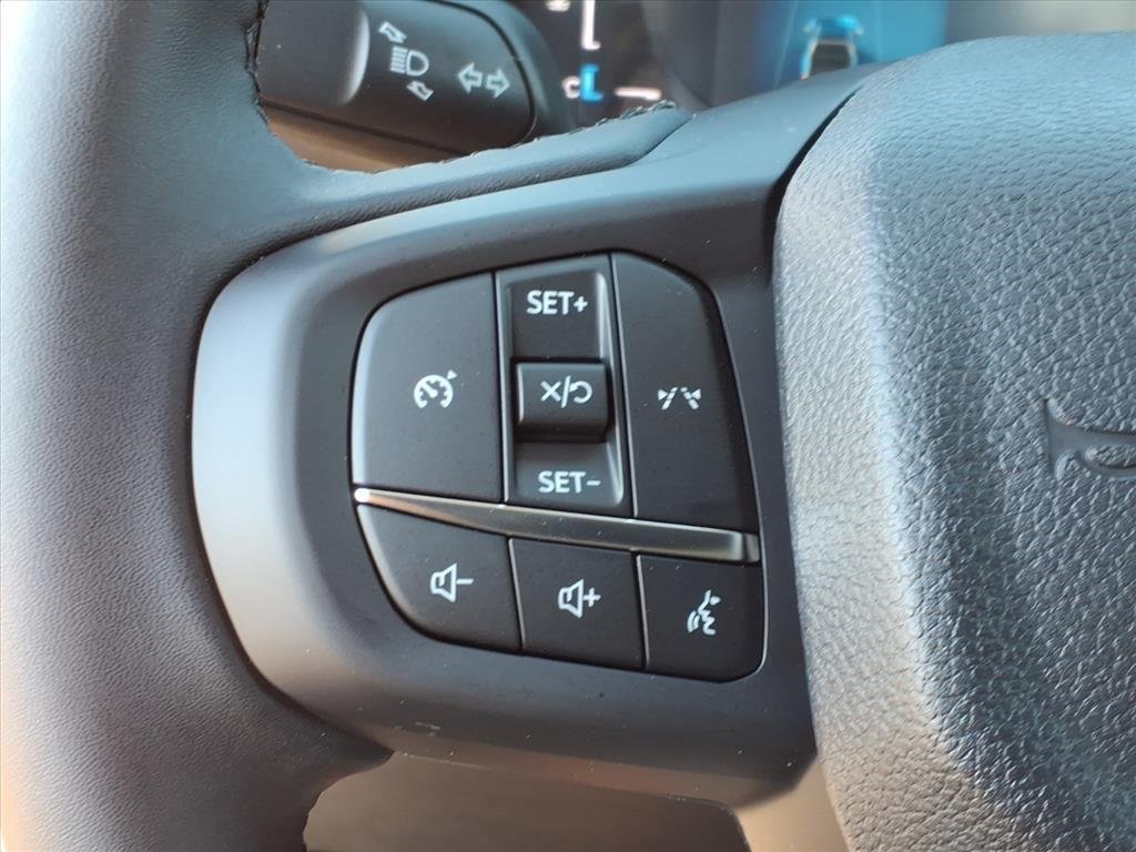 New 2025 Oxford White Ford XLT image 14